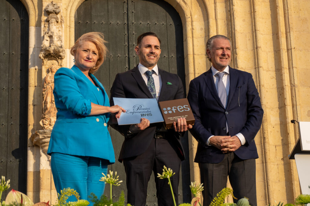 Alberto recibiendo el premio